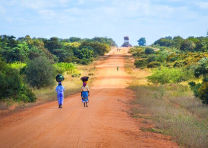 Urlaubstipps Mozambique african women walking along road 2983081 1920