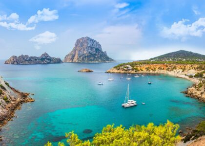 Urlaubstipps Cala Tarida coast 3949782 1920